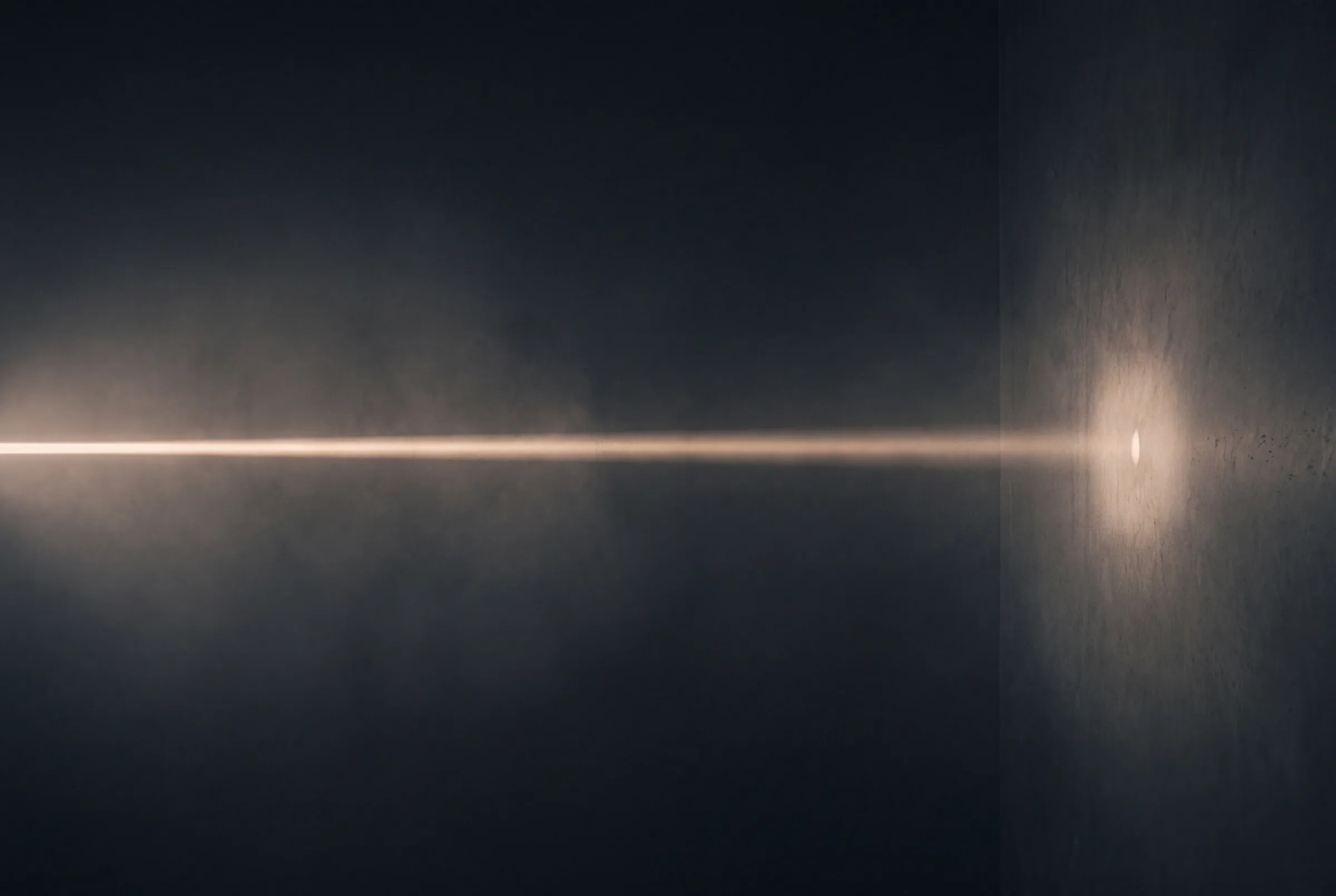 Feiner Lichtstrahl in Dunst, illustratives Motiv